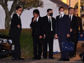 西田敏行さん通夜　優しくほほ笑む遺影に参列者涙ぐむ　「五人会」松崎しげるら、菊池桃子や長谷川博己も