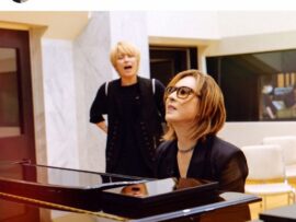 手術直後のYOSHIKI、早くもレコーディング　よ～く見ると…背後にまさかの人物「えっ」「なぜ！？」