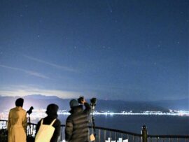 まさに映画「君の名は。」の一場面　SNS上で「聖地に彗星が降臨する」と話題に 　湖を望む公園、ファンでにぎわう　見られる期間は残りわずか