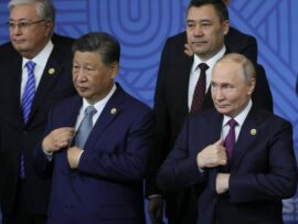 満面のプーチン氏の影に思惑のずれ　36カ国参加のBRICSプラス
