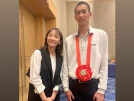 身長差すごっ！西田ひかる　１８７センチのドラフト指名選手と２ショット「２位指名おめでとう」