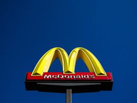米マクドナルド大腸菌集団感染、患者75人に
