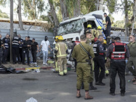 イスラエル・モサド近く　トラックが突っ込む　1人死亡　テロ事件か