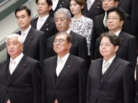 大惨敗の石破首相、たった1ヵ月で「退陣危機」へ…あの「腹出し集合写真」が予言していた「絶望的な人望のなさ」が命取りになった