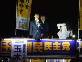 まるで新聞の号外…「国民民主党」のビラに殺到した若者たち　人が集まりすぎて「パニック状態」旋風起こす