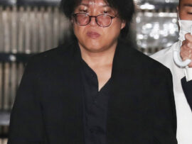 馬乗りで複数回刺す　強い殺意か、女性店員抵抗も　警視庁