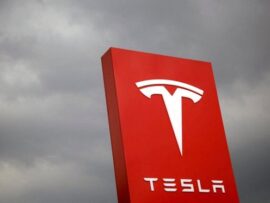 中古テスラ購入した中国人、充電できず牛で車両引くデモ