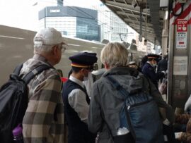 東海道新幹線運転見合わせ：名古屋駅で大混乱、利用客の不安と対応策