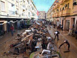 スペイン洪水：死者200人超、未曾有の被害に
