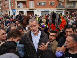 スペイン洪水：フェリペ国王、被災地訪問も住民の怒り露わに