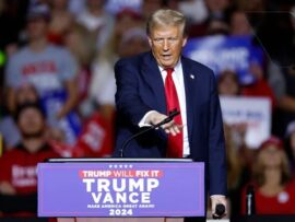 トランプ氏、選挙集会でマイクトラブルに激怒！その行動に批判殺到