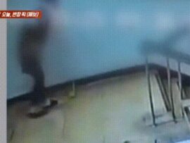 韓国商業ビルで中年夫婦が放尿…防犯カメラに一部始終