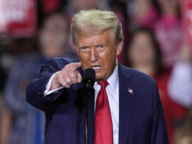 トランプ前大統領、投票日目前の深夜集会で熱狂的支持者へ最後の訴え