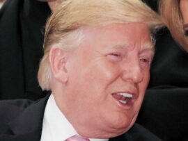 誰？デカッ！　激変　トランプ氏の横→１８歳になった息子バロン君が衝撃２０６ｃｍ　騒然「びっくり」「めちゃデカくなってるｗ」「イケメン過ぎる」