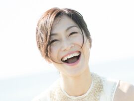 夢を掴んだシンガーソングライター、玉城ちはる：逆境を乗り越え、歌声で未来を切り開く