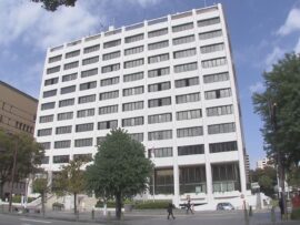 小学校で授業中に許可なくプールへ…児童2人を20代の担任教師が“ビート板”で叩く 体罰と認定し処分