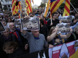 スペイン洪水災害：13万人デモで州首相の辞任要求、復興支援の遅れに怒り