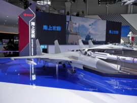 中国珠海航空ショー：最新鋭機を公開、軍事力誇示