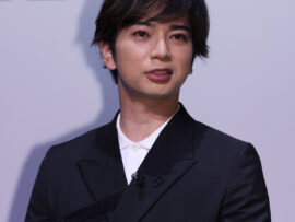 松本潤、最新ビジュアルで話題沸騰！舞台「正三角関係」で大人の魅力炸裂
