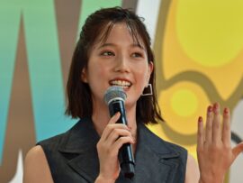 本田翼、女優業より美容？始球式でも話題沸騰！黒髪美肌でコスメブランドPRに注力