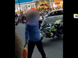 中国でニセ警官が信号無視で逮捕！コスプレ制服で本物と対峙
