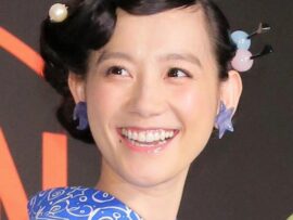 篠原ともえさん、自作ドレスで魅せる洗練された大人の魅力