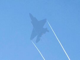 中国の最新鋭ステルス戦闘機「殲35」、珠海航空宇宙ショーで初飛行を披露