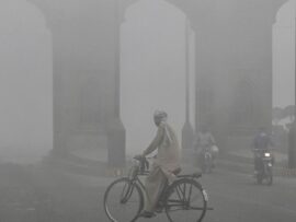 パキスタン、深刻な大気汚染で都市機能が麻痺　健康被害も深刻化
