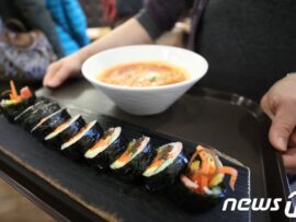 ラーメンを諦めかけた親子の食事代、そっと肩代わり…韓国男性に称賛の声