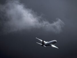 バリ島への空の旅に暗雲、レウォトビ火山噴火で豪航空会社が欠航続々