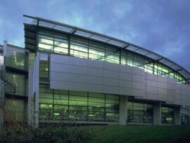 【サルフォード大学センテナリービル解体】スターリング賞受賞建築の悲劇、持続可能性への疑問符