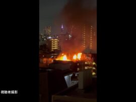 【速報】東京・文京区小石川の共同住宅で火事…消火活動続く　火元は建物の屋上付近か　東京消防庁