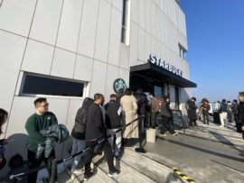 韓国に北朝鮮望むスタバ新店舗　「革命思想万歳!」の看板も視界に