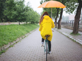 【危険】自転車の傘さし運転は違法？罰金や事故リスク、正しい雨対策を解説