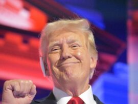 トランプ前大統領、BRICSの「脱ドル」動きに100％関税で対抗姿勢を示す