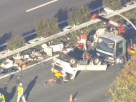【速報】関越道でトラックがひっくり返り積み荷が散乱…通行規制で渋滞発生　上り寄居パーキングアエリア