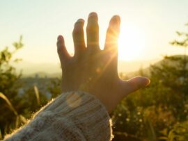 チャンスを掴む秘訣：ひろゆき氏が提唱する「片手は空けておく」生き方