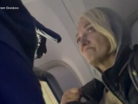 JFK空港の保安検査すり抜け事件：ロシア人女性がフランスへの密航後、送還便で騒ぎを起こし再拘束