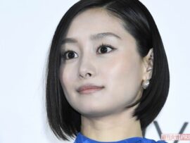 忽那汐里、金歯グリルズで話題沸騰！その斬新なファッションセンスに迫る