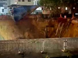 ぽっかりと地面に巨大な穴が…中国・広東省深セン市の高速鉄道工事現場で地面陥没　作業員13人安否不明