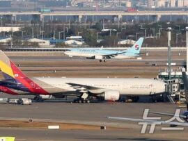 アシアナ航空、機内持ち込み手荷物の収納は乗客自身で！安全対策とサービス緩和の両立を目指す