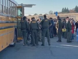 カリフォルニア州教会系学校で銃撃事件、園児2人が重体― 容疑者とみられる男は自殺か