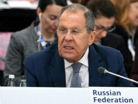 ロシア外相、極超音速ミサイル使用の真意を語る：西側への警告か？