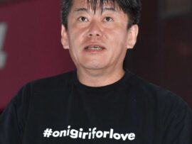 堀江氏「40歳でパーカー着てるおじさんっておかしい」に反論　女性コラムニストに「エイジハラスメント」指摘