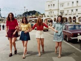50年の時を超えて蘇る友情の1枚！トーキーの海辺で4人の女性が青春時代の写真を再現