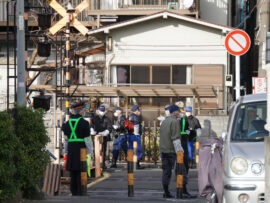板橋区踏切事故：いじめと孤独、56歳塗装工の悲劇