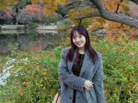 紅葉よりも美しい…本田真凜、秋を楽しむ私服ショットに「めちゃくちゃ美人です」の声