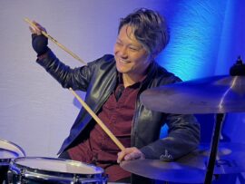 伝説のバンドD-SHADEドラマーYUJI、幾多の病魔を乗り越え響かせる魂のドラム
