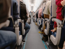 ユナイテッド航空機内でインド系アメリカ人家族への人種差別発言、動画拡散で波紋