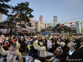 韓国大統領弾劾要求集会にMZ世代が集結！アイドル応援グッズを手に未来への声を上げる